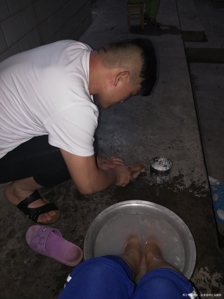 老公今天心情好,又给洗脚又给刷鞋的