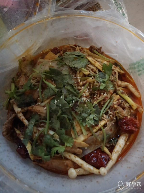 刚才出去打包了菜回来