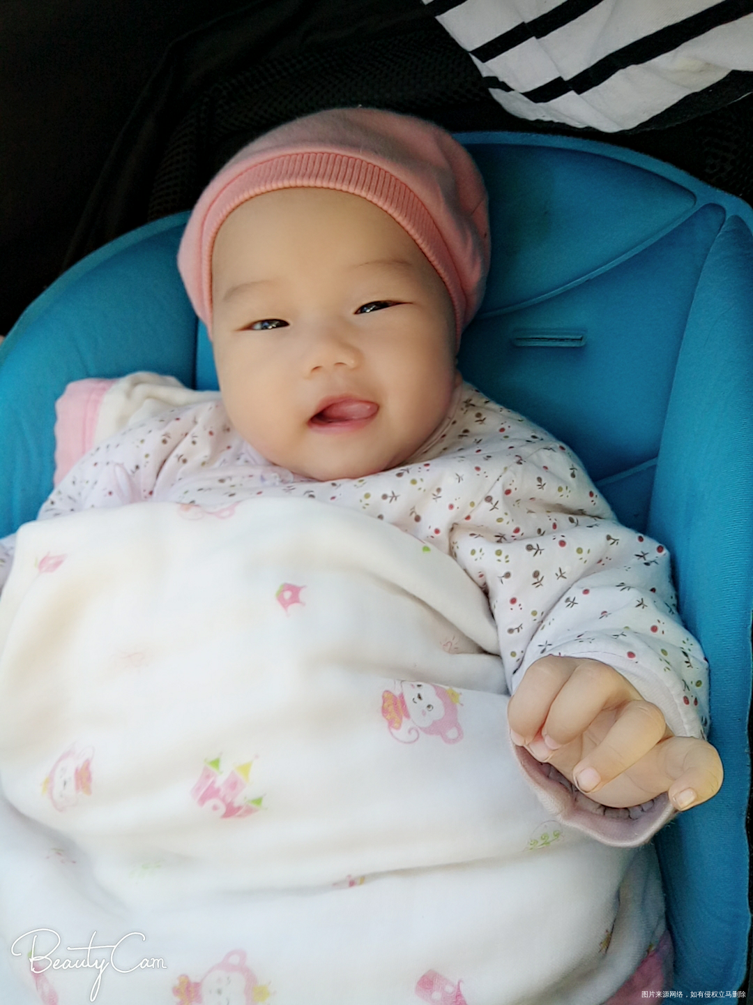 我家二妹最喜欢自己笑了