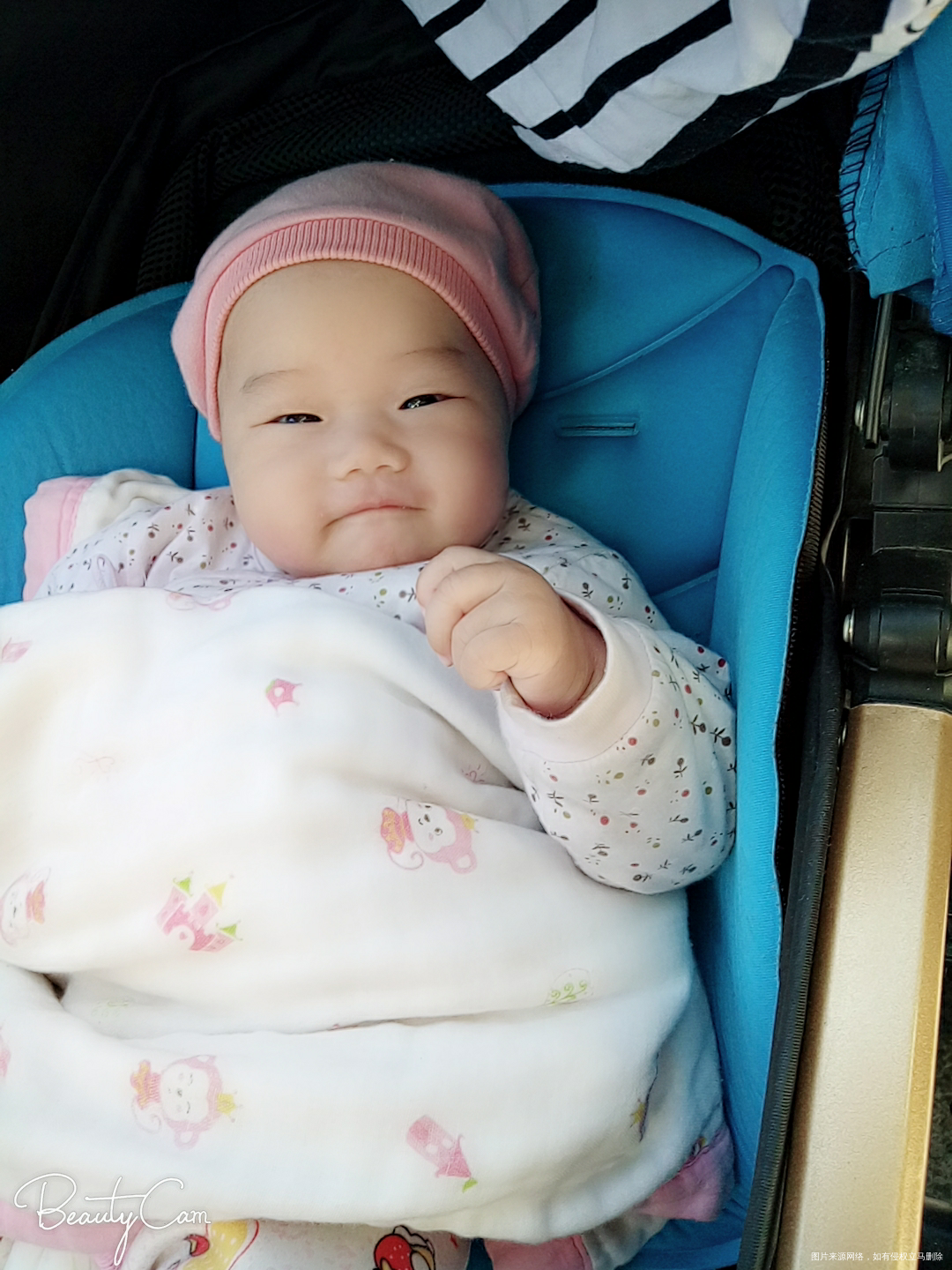 我家二妹最喜欢自己笑了