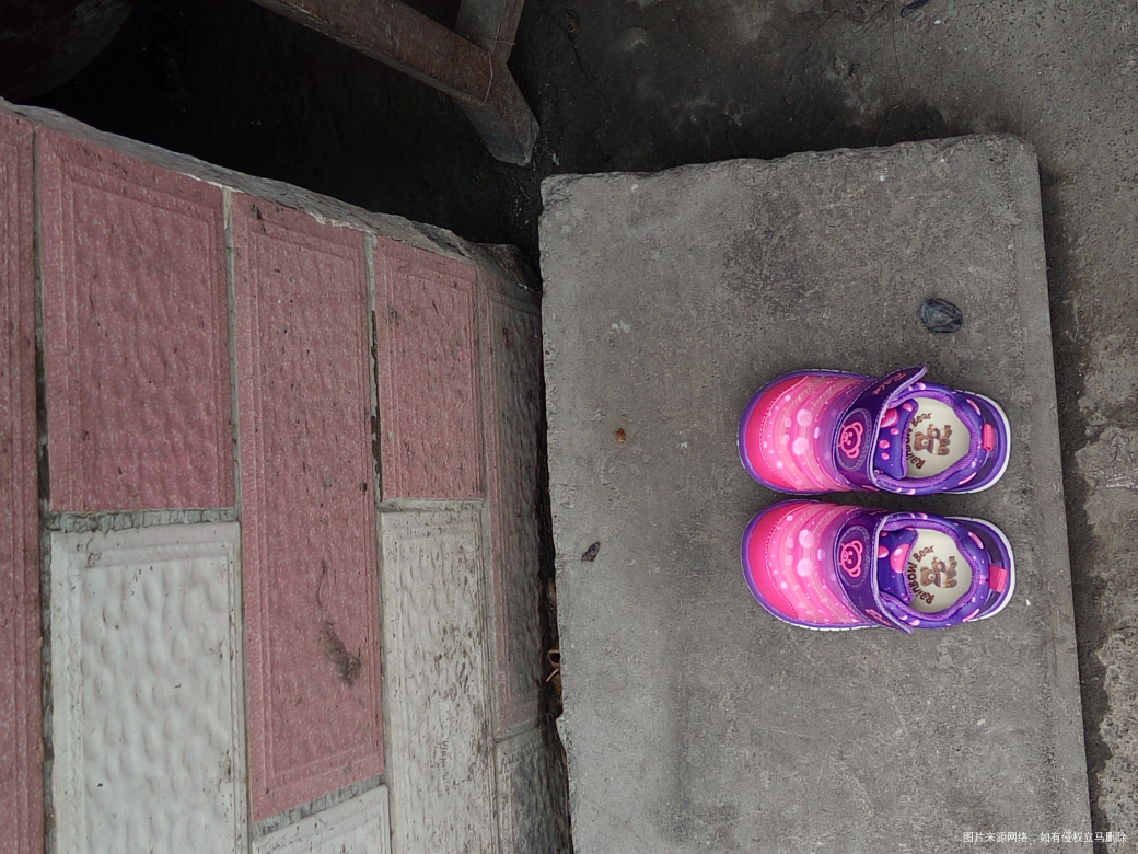 今天跑去超市买了一双宝宝鞋