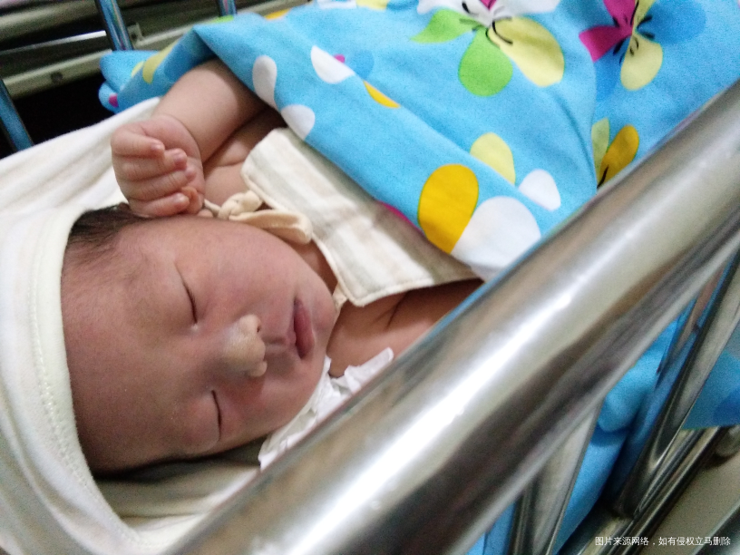 有医生在吗?看下宝宝眼距宽吗?