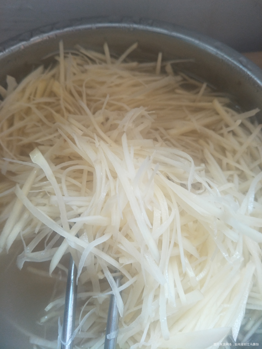 昨天的晚饭,我抄的土豆丝,手切的哦!