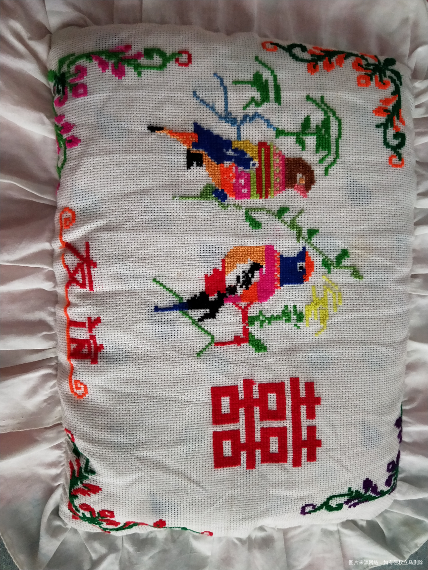 多么有年代感的枕套啊