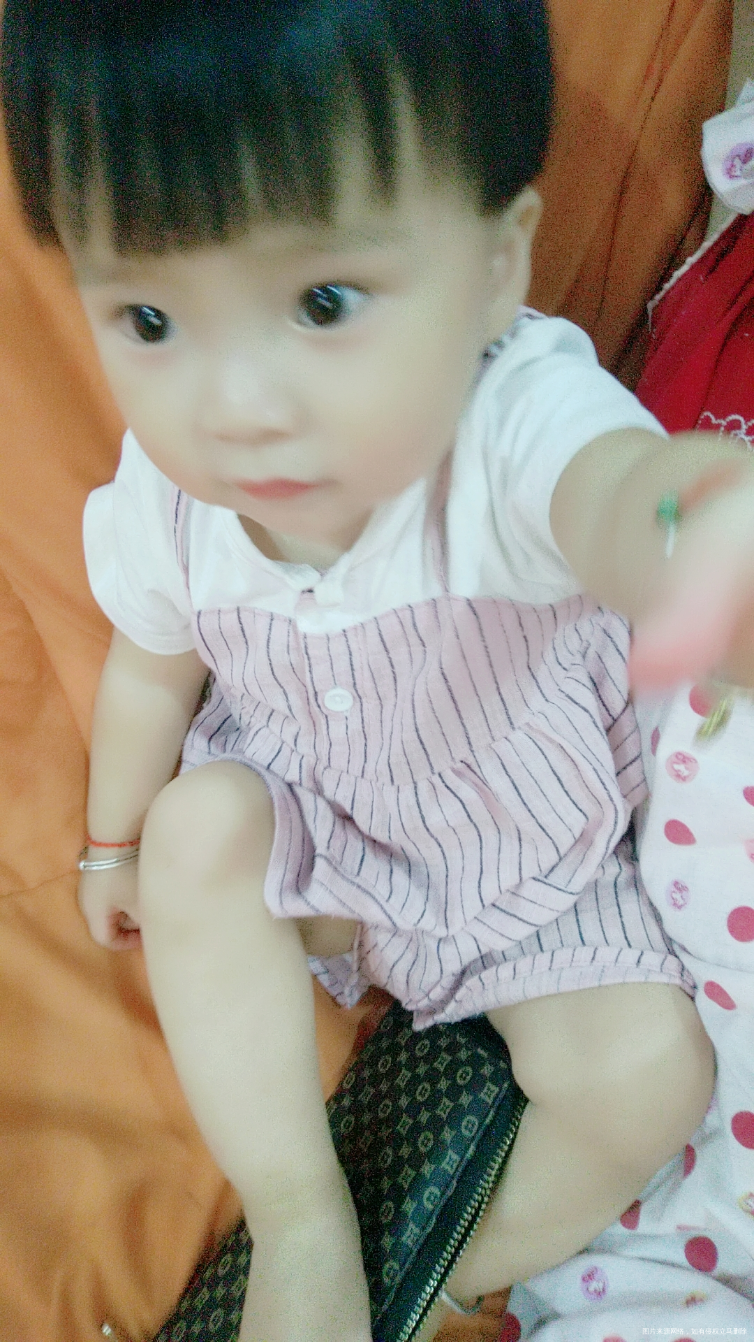 
给她拍照眼睛盯着电视手来拿手机……真是专心!