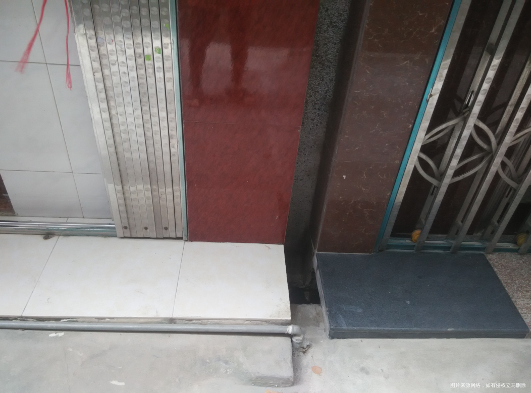 刚刚跟隔壁屋的男人吵了一架