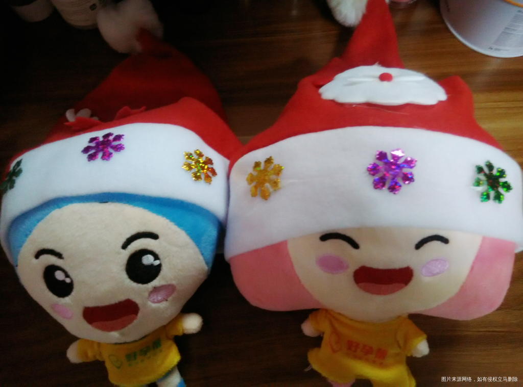 我闺女把糖糖的圣诞帽戴上啦 哈哈