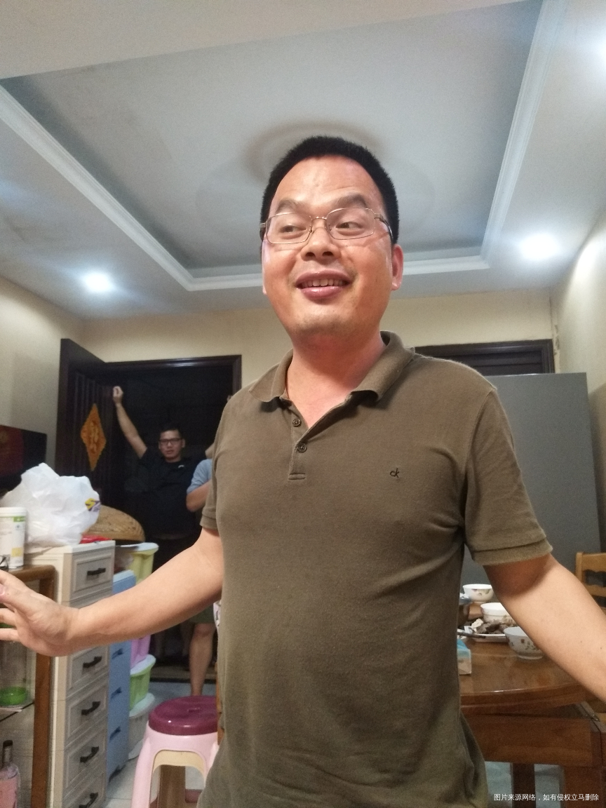 刚吃过饭,我吃得好饱,一会得出去赏月!