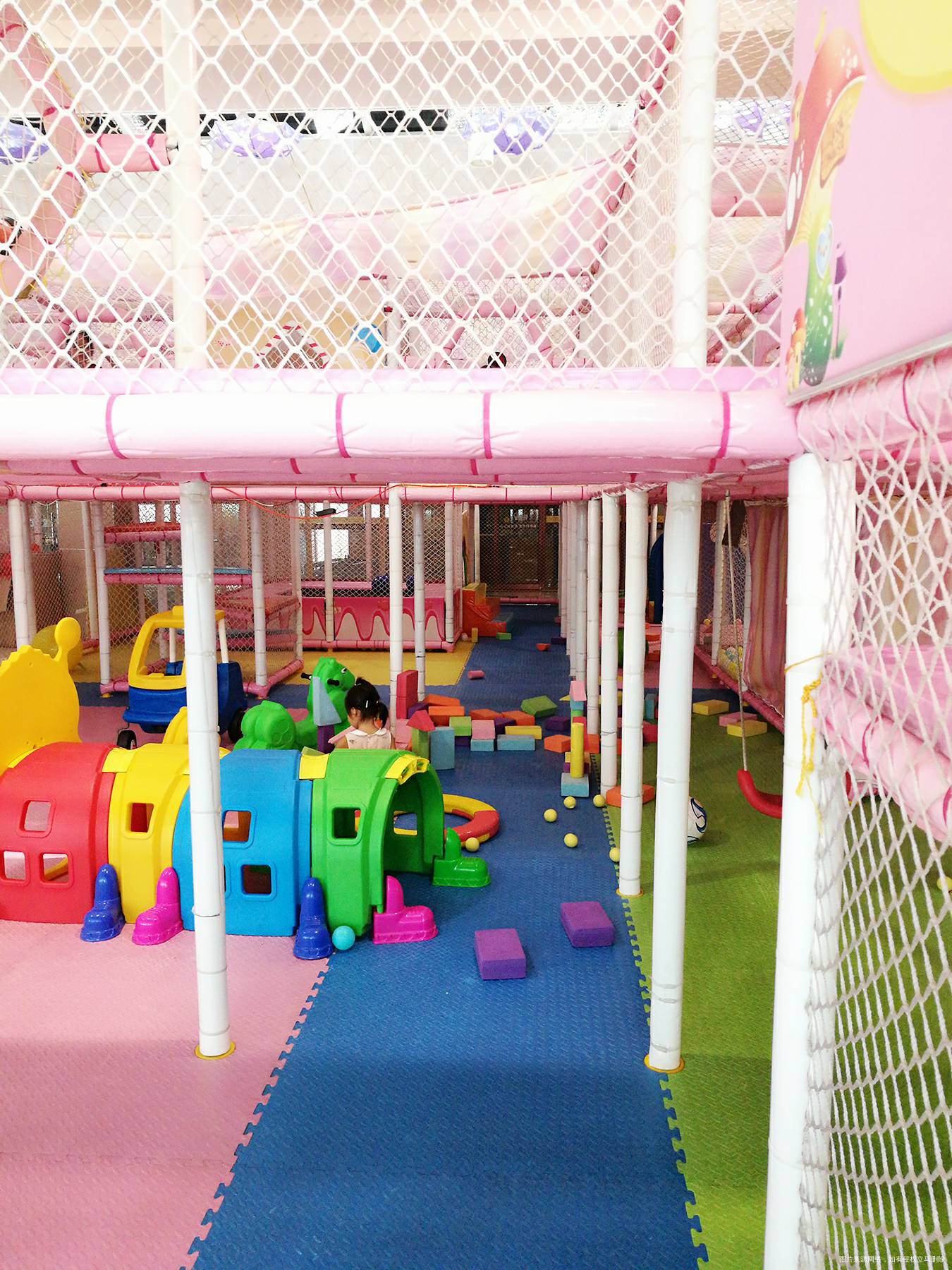 别的孩子都在活蹦乱跳,我家的这位安静的摞积木