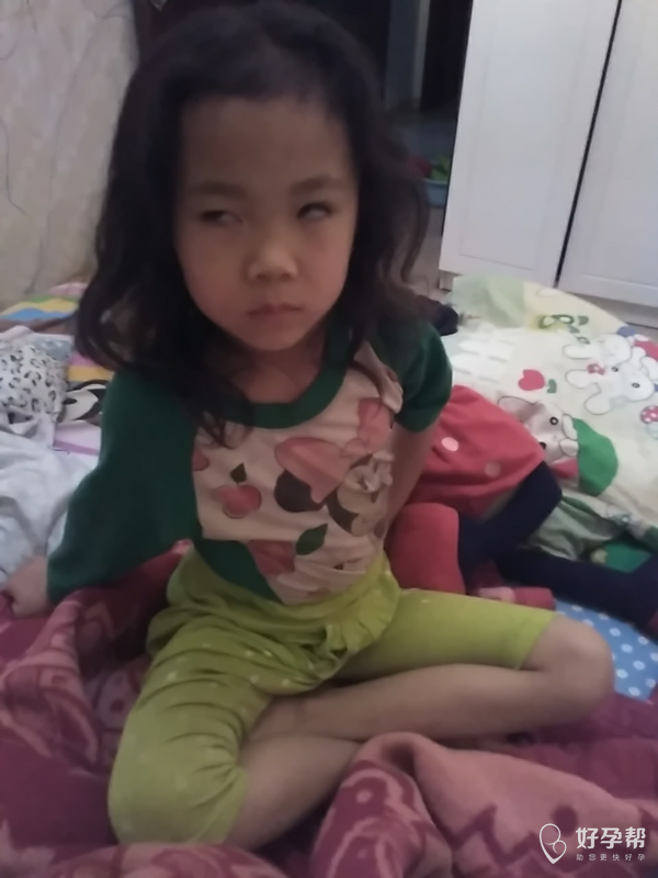 这小样的表情生气了翻白眼