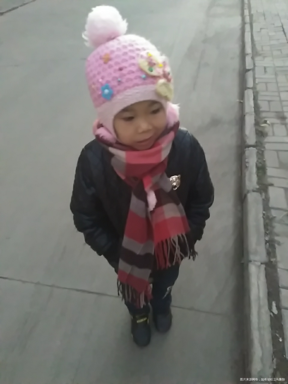 昨天回来了,非要去广场玩会