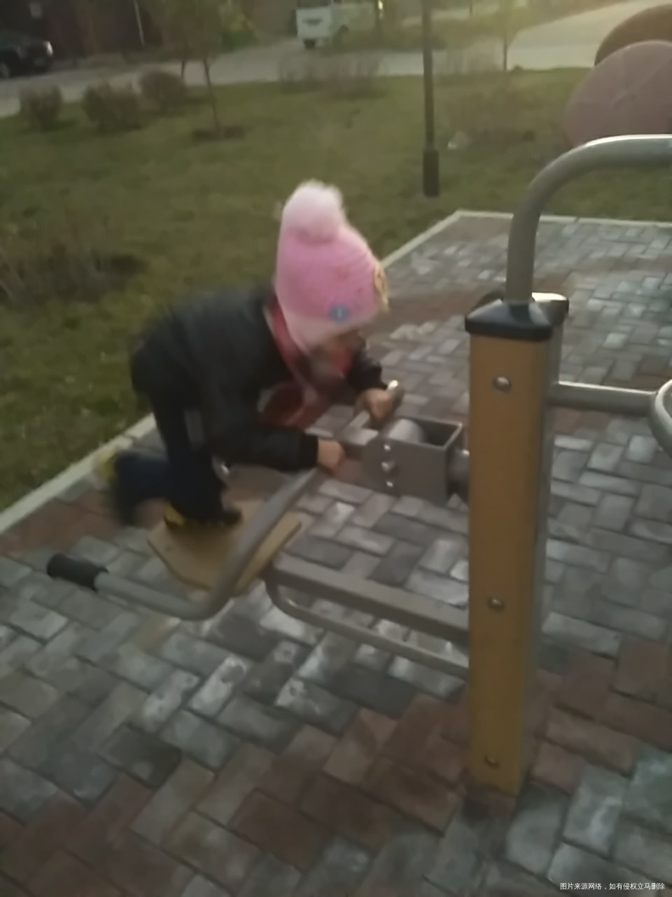 昨天回来了,非要去广场玩会