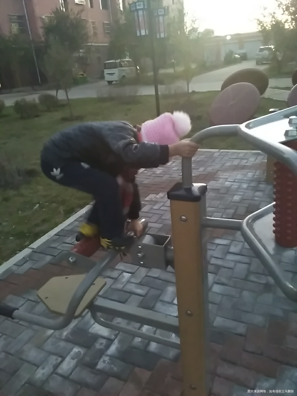 昨天回来了,非要去广场玩会