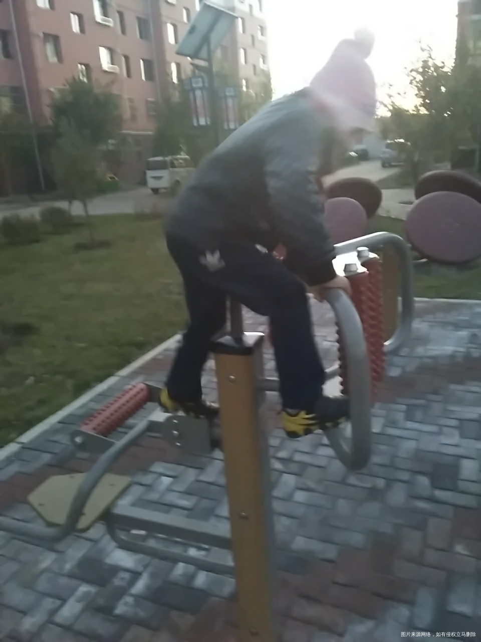 昨天回来了,非要去广场玩会