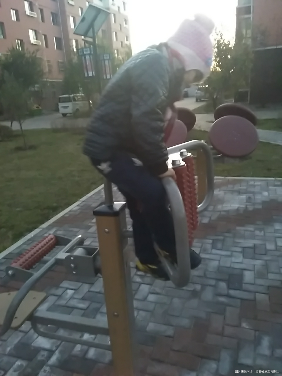 昨天回来了,非要去广场玩会