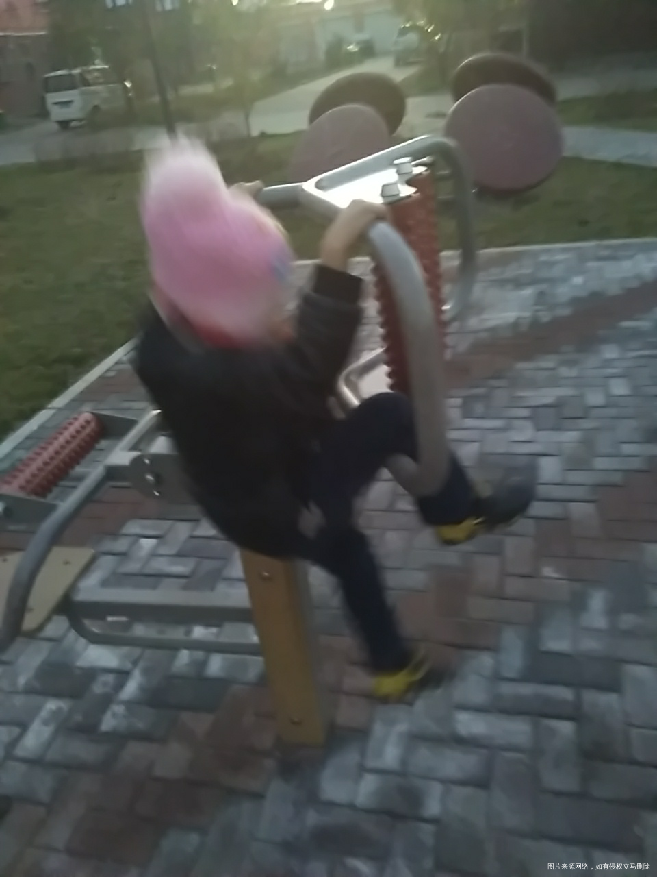 昨天回来了,非要去广场玩会