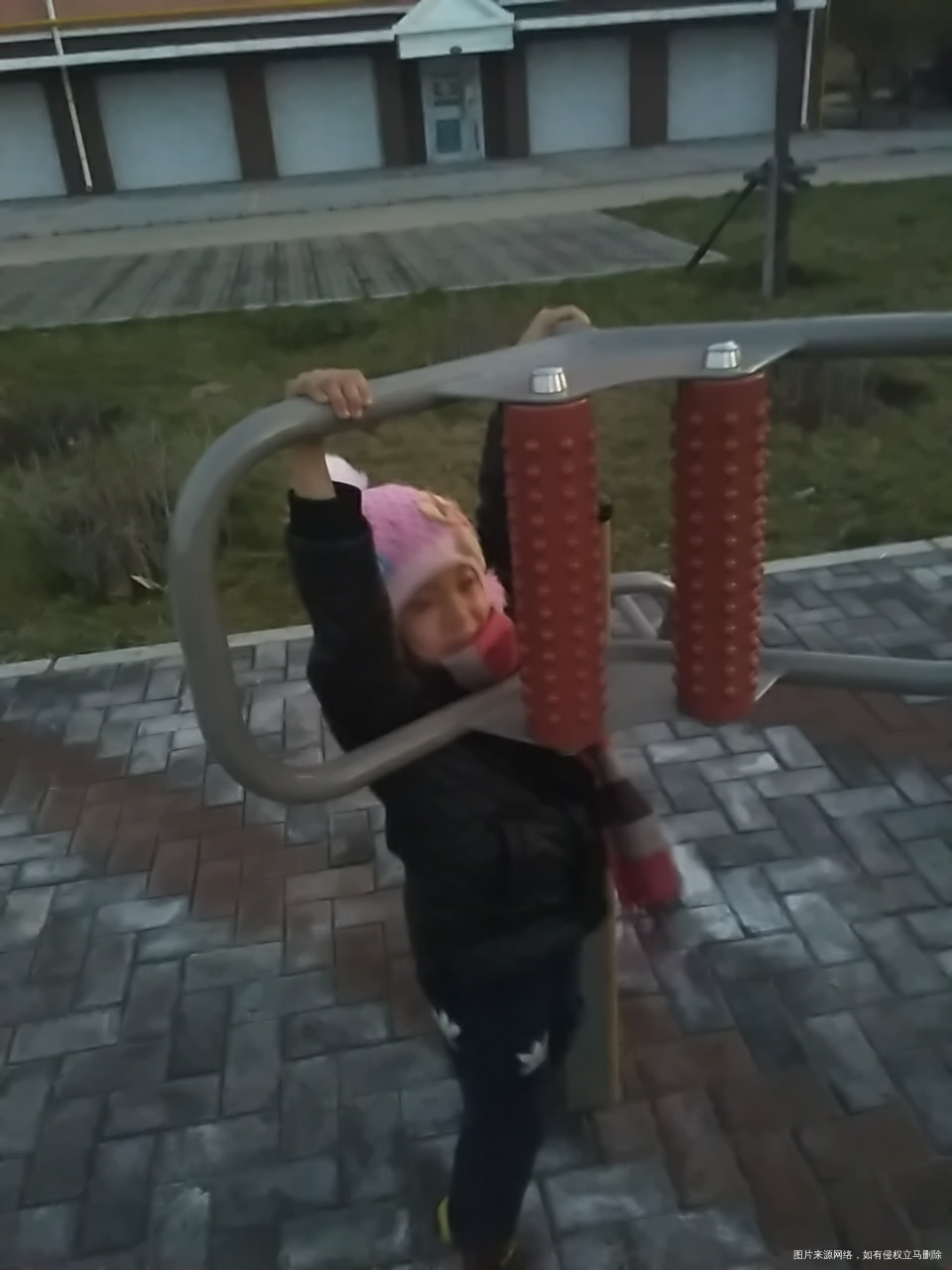 昨天回来了,非要去广场玩会