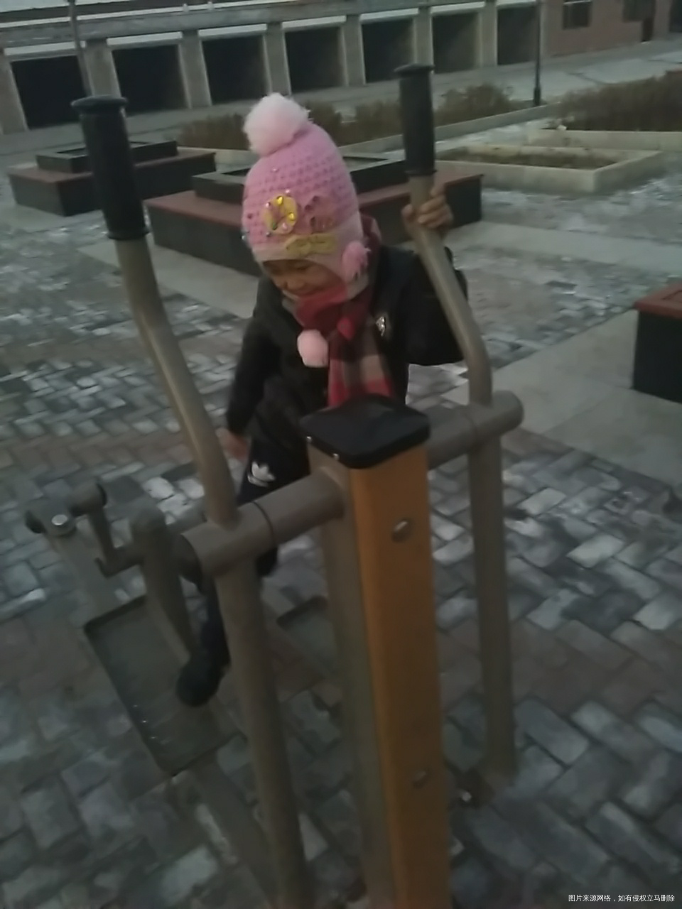 昨天回来了,非要去广场玩会