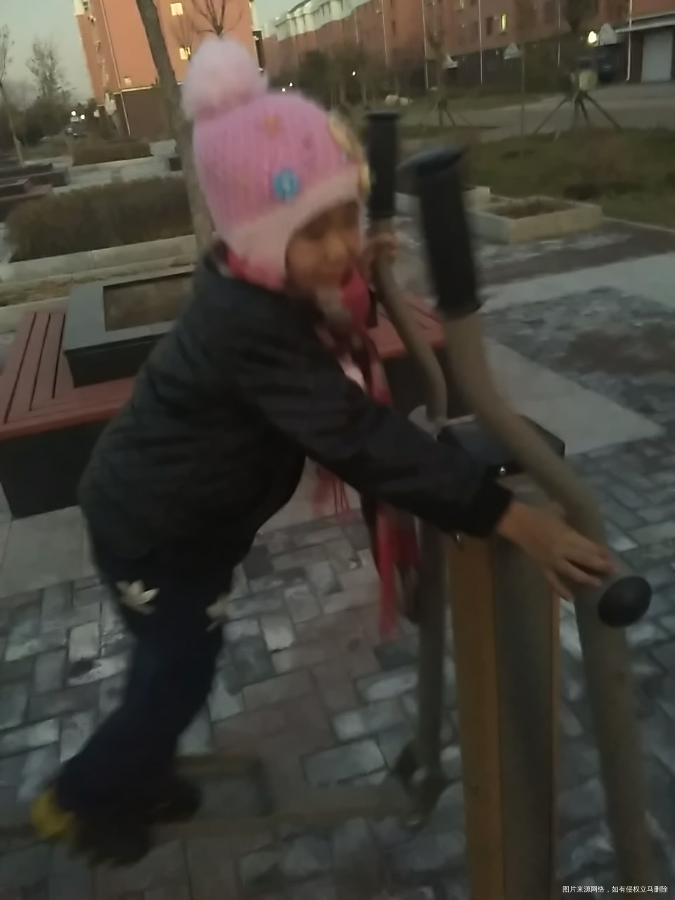 昨天回来了,非要去广场玩会