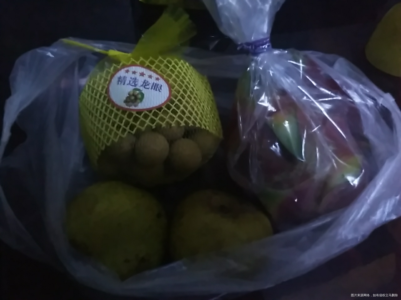 昨晚敲诈她爸爸买的一堆东西