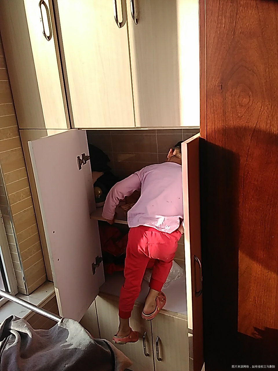 这电视打开不知道给谁看了