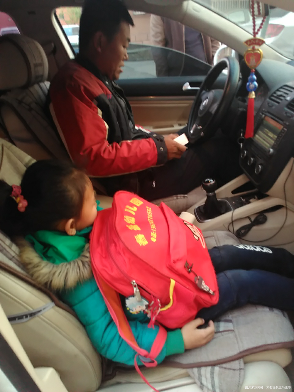 坐她爸爸车走了,对我还是依依不舍