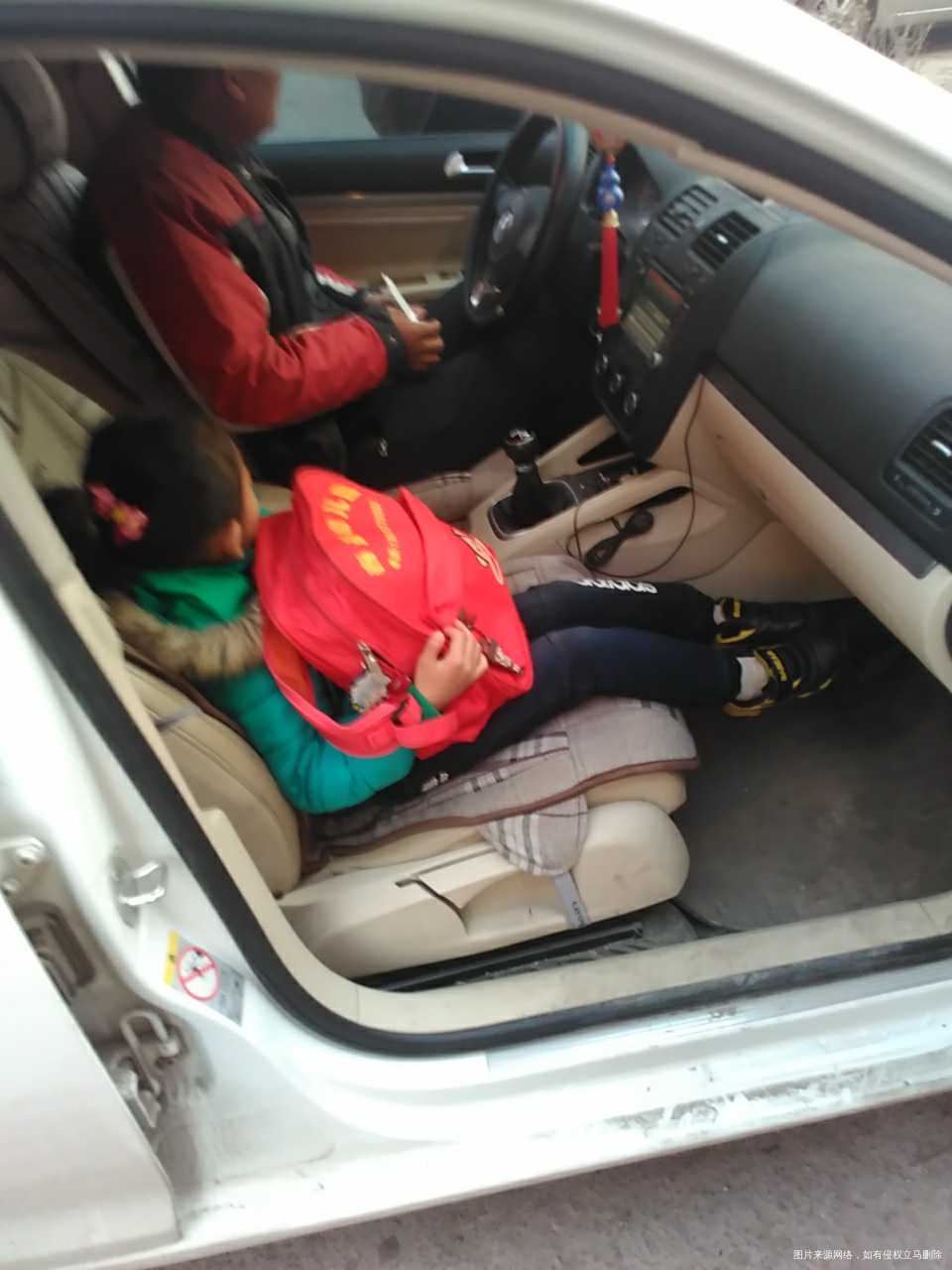 坐她爸爸车走了,对我还是依依不舍