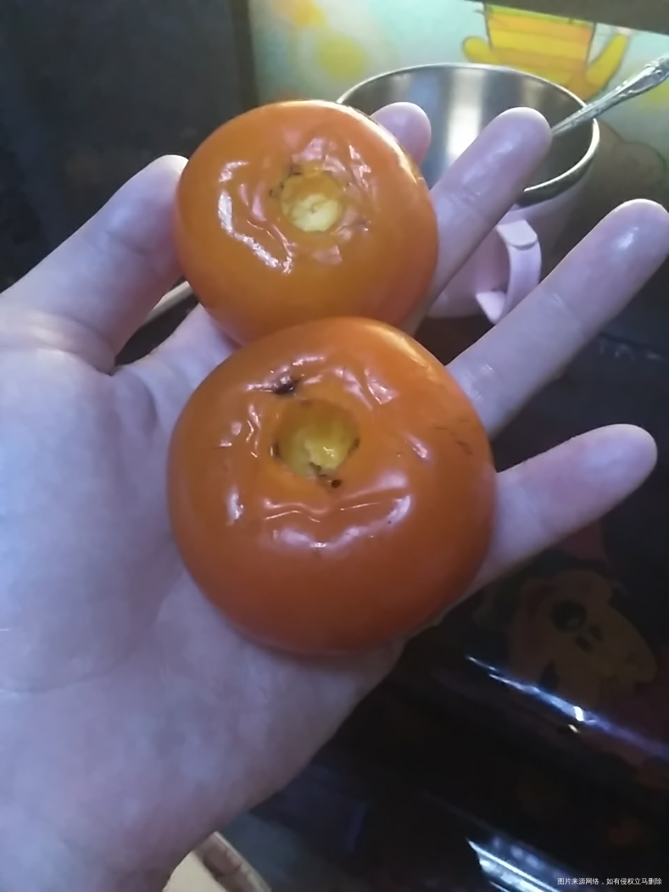 昨天婆婆送闺女回来,给闺女拿的迷你柿子