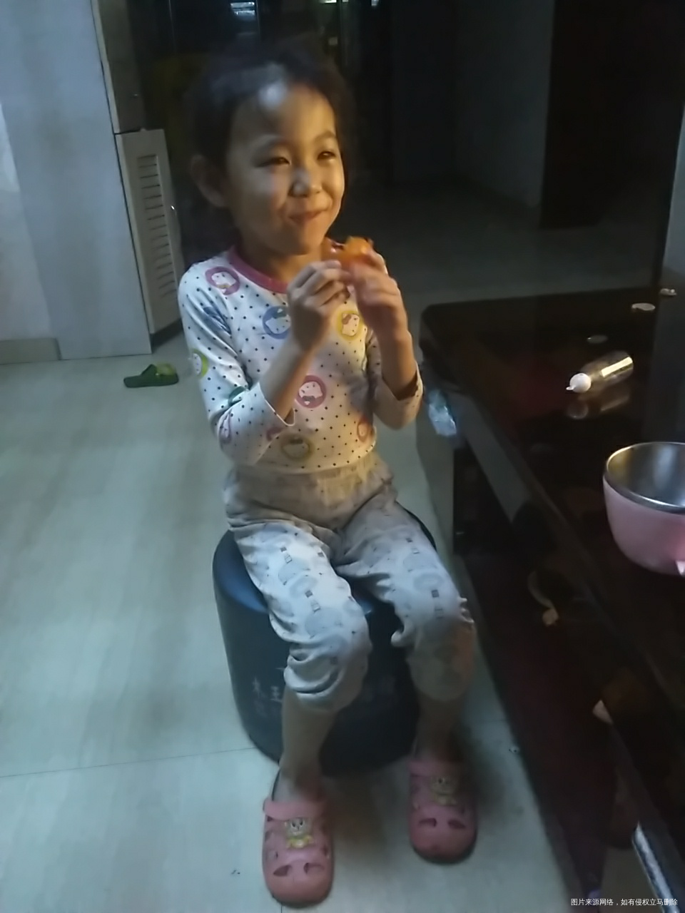 昨天婆婆送闺女回来,给闺女拿的迷你柿子