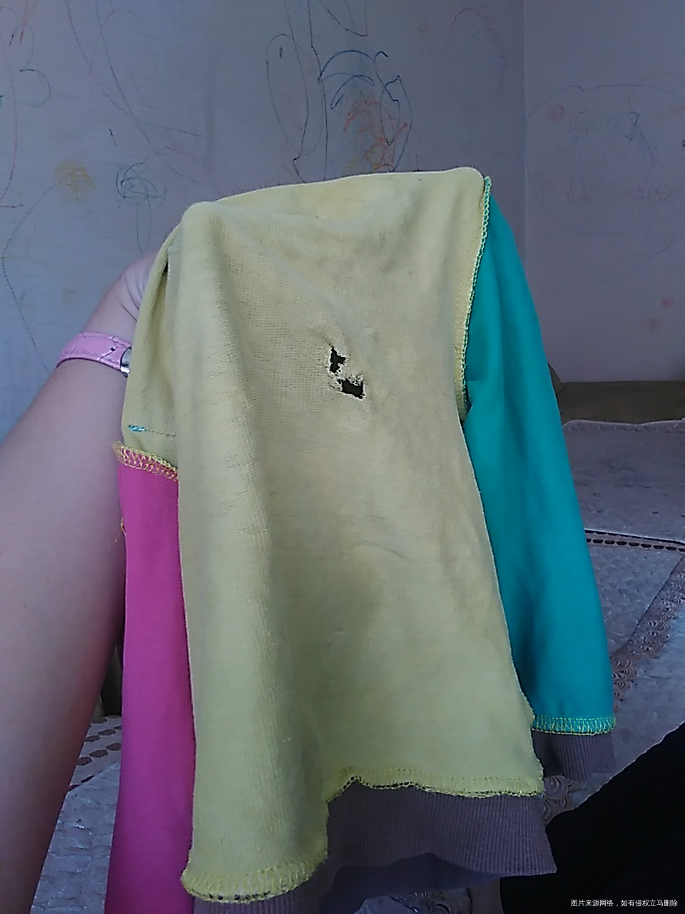 小丫头的牙齿太厉害了,把衣服咬破洞