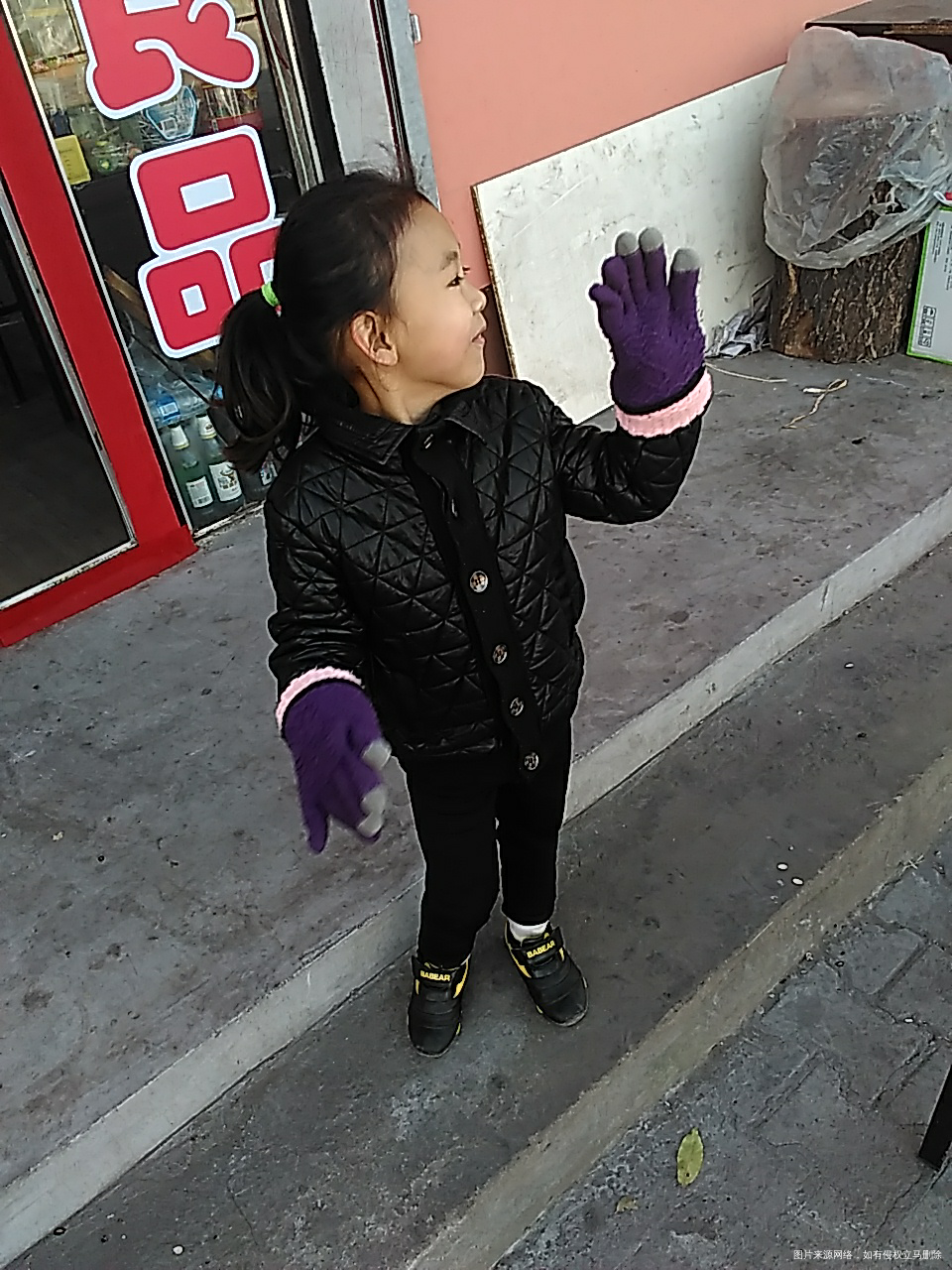 闺女的手套洗了,她说好冷,戴我的手套