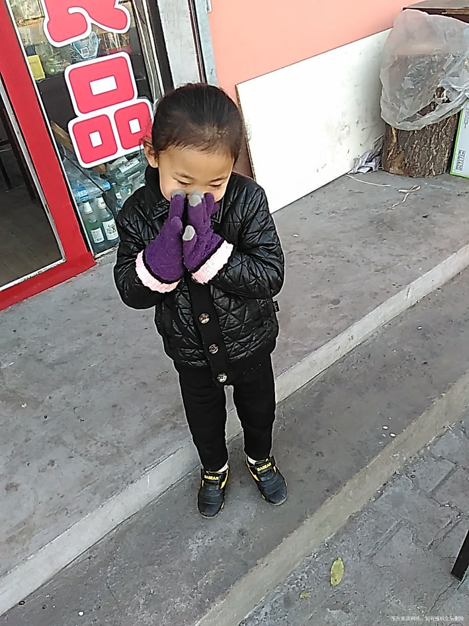 闺女的手套洗了,她说好冷,戴我的手套