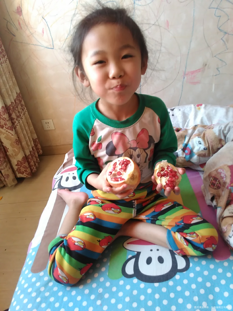 昨天买的石榴,给她剥开,开心