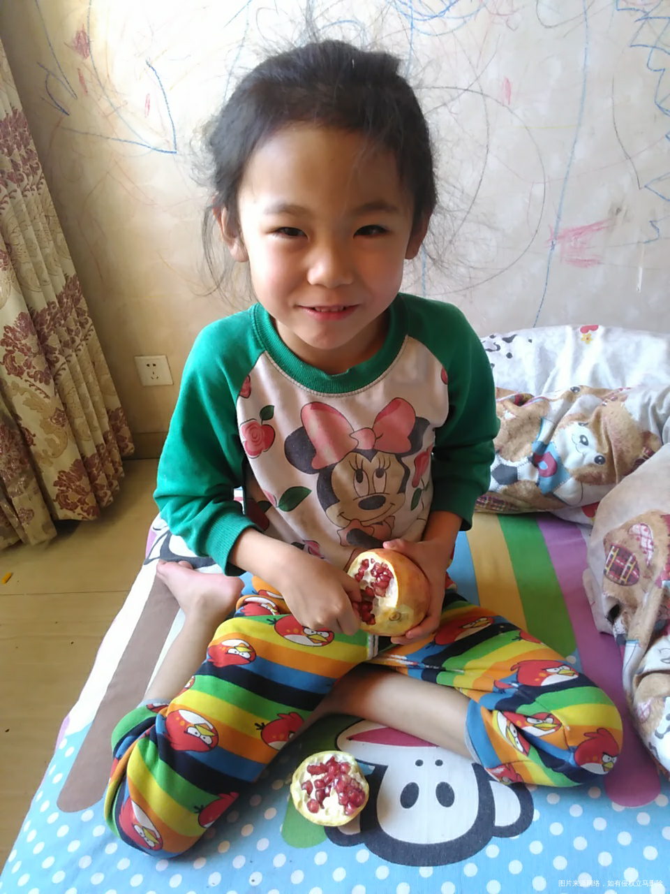 昨天买的石榴,给她剥开,开心