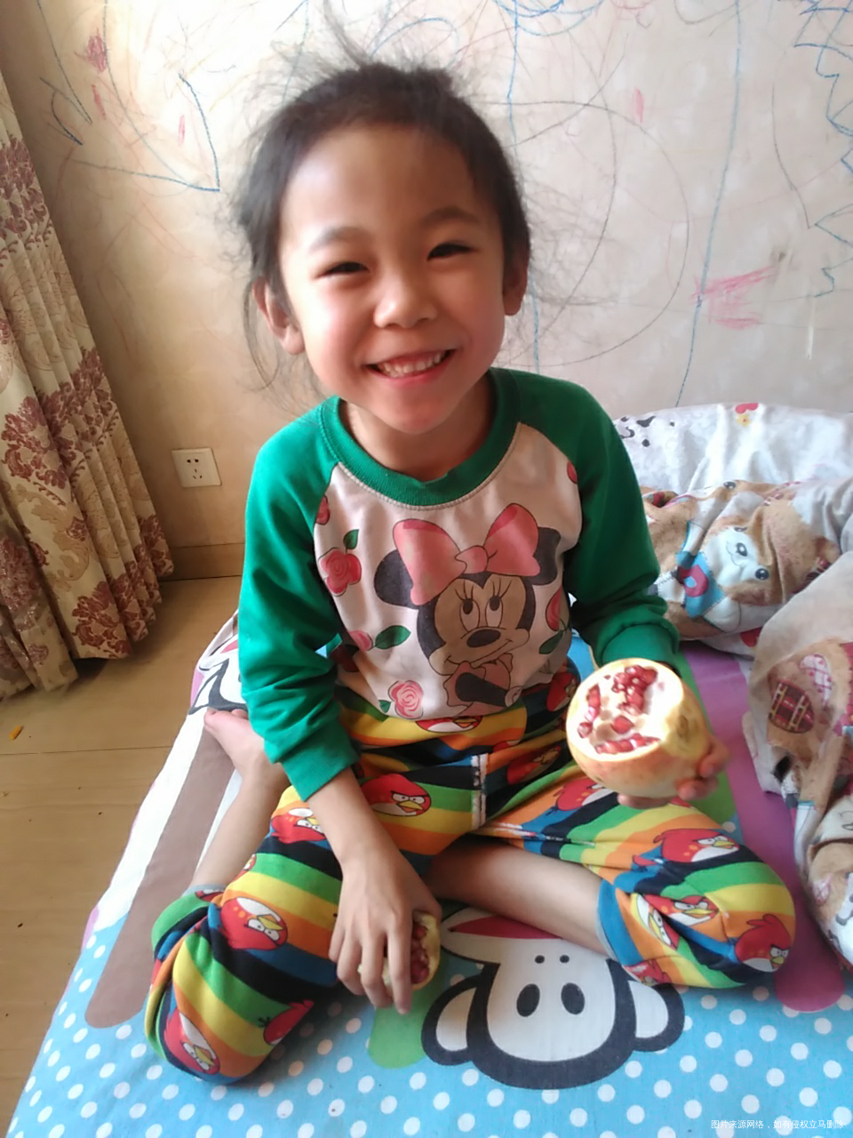 昨天买的石榴,给她剥开,开心