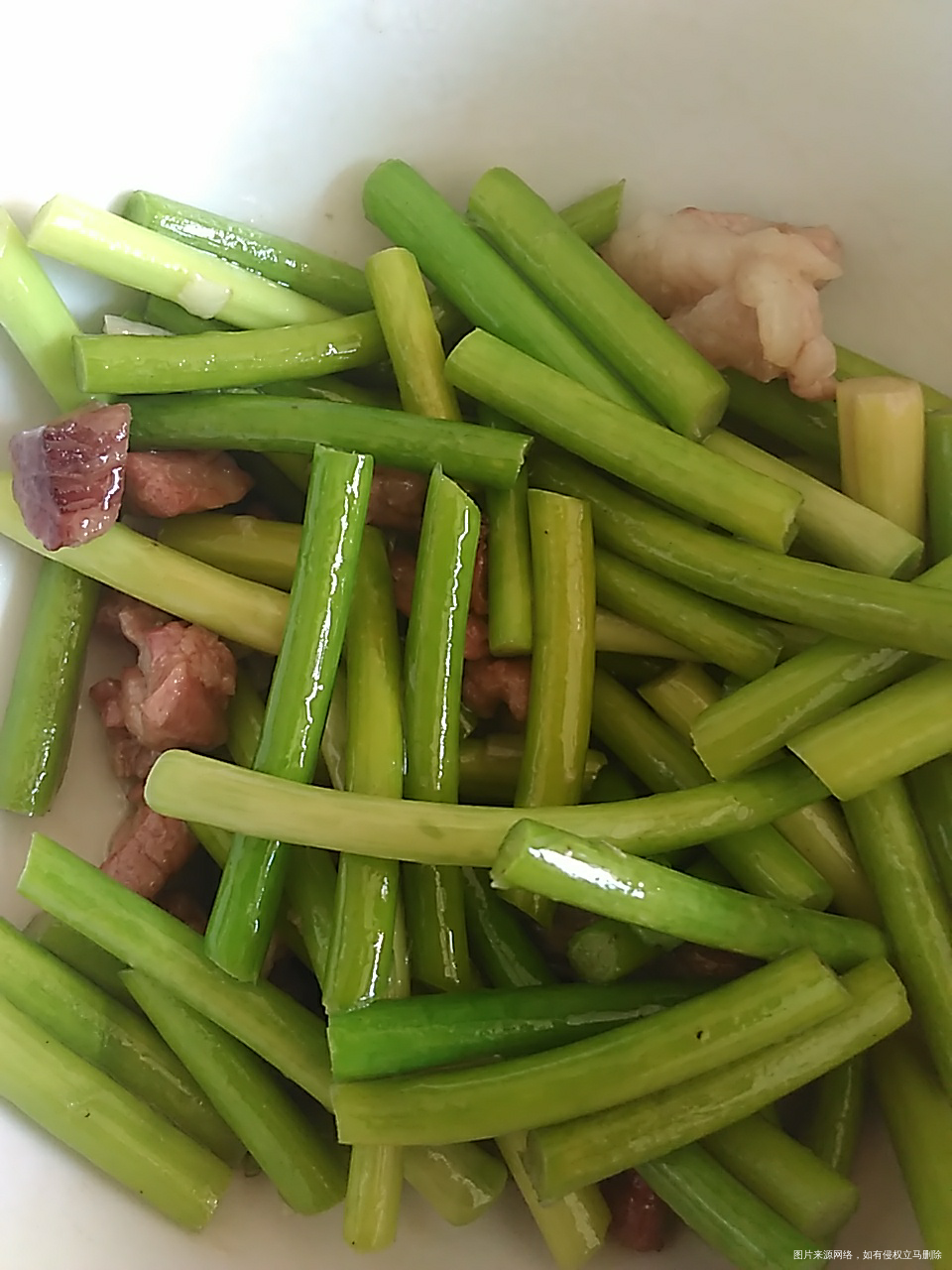 蒜苔炒肉加米饭,半碗菜