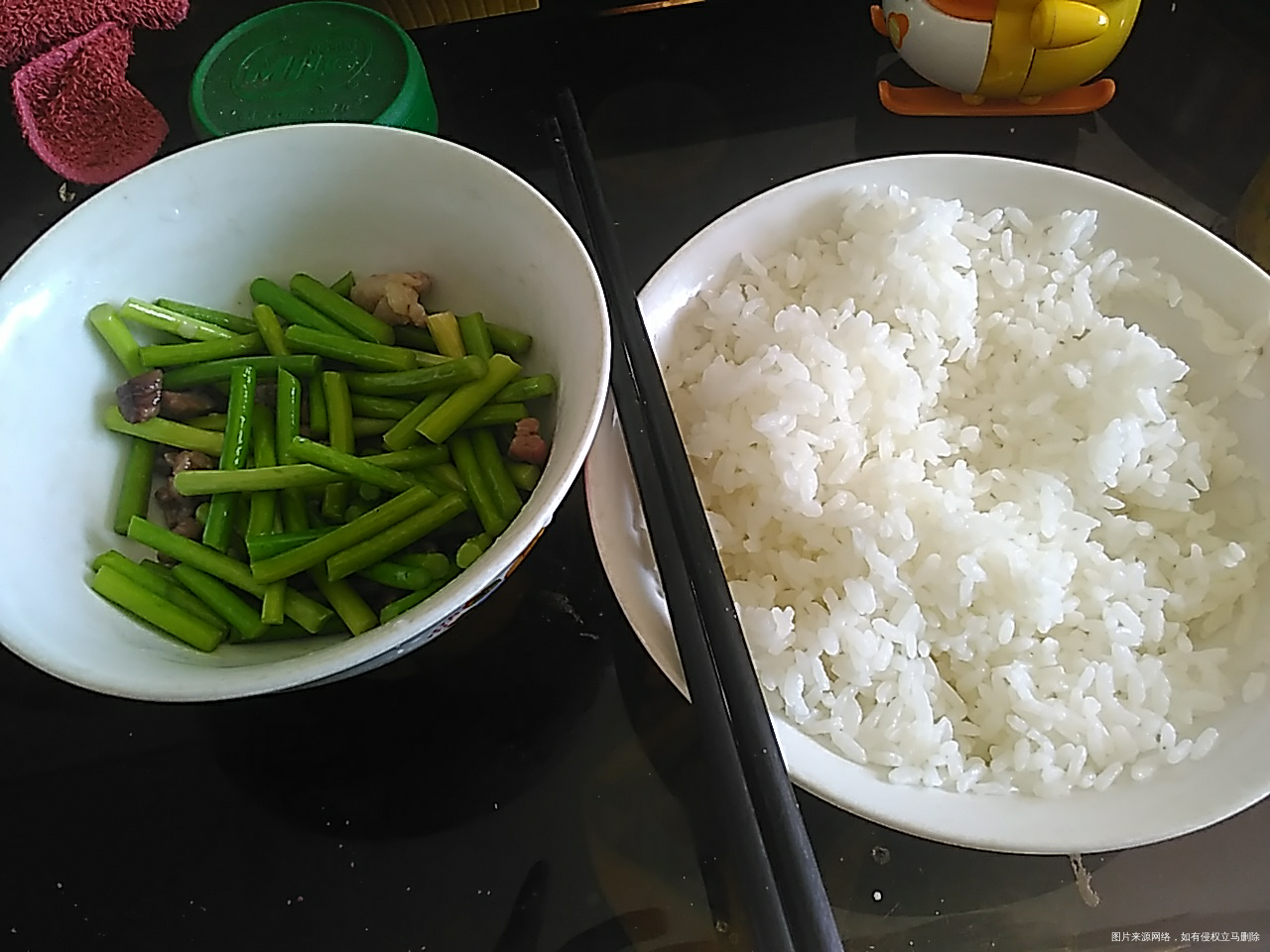 蒜苔炒肉加米饭,半碗菜