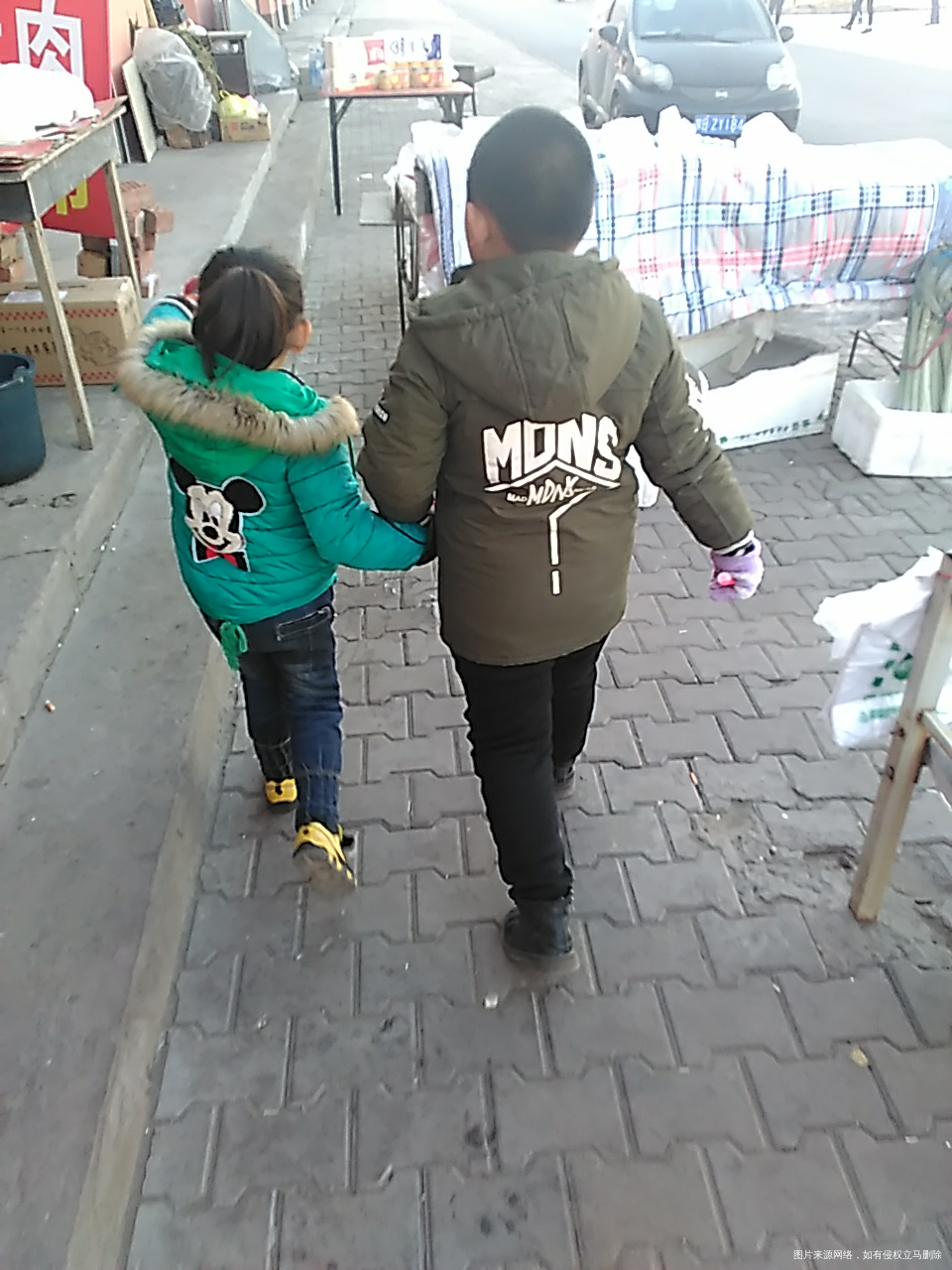 两人买完了,心满意足走了