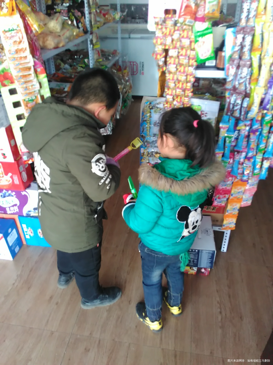 两人买完了,心满意足走了