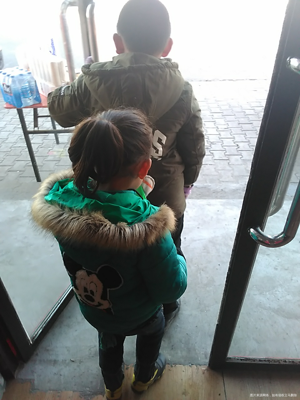 两人买完了,心满意足走了