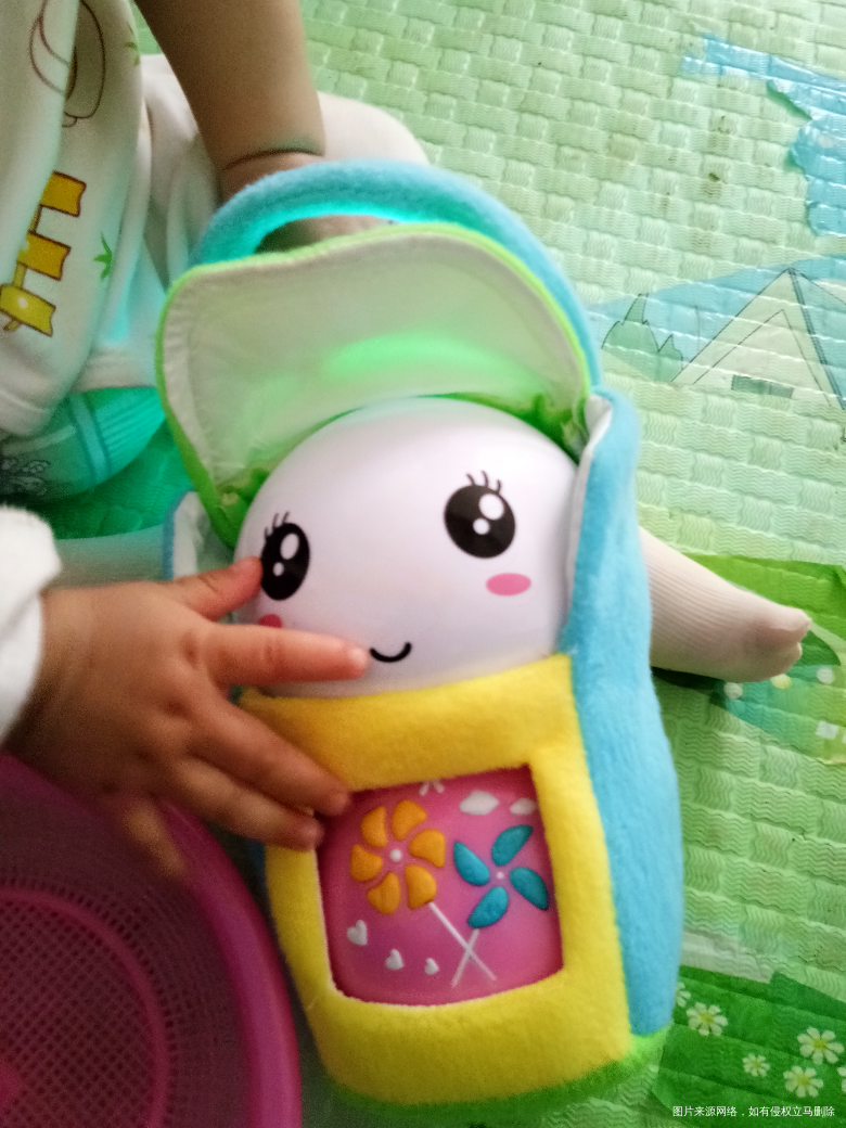 闺女自己在坐着听火火兔呢