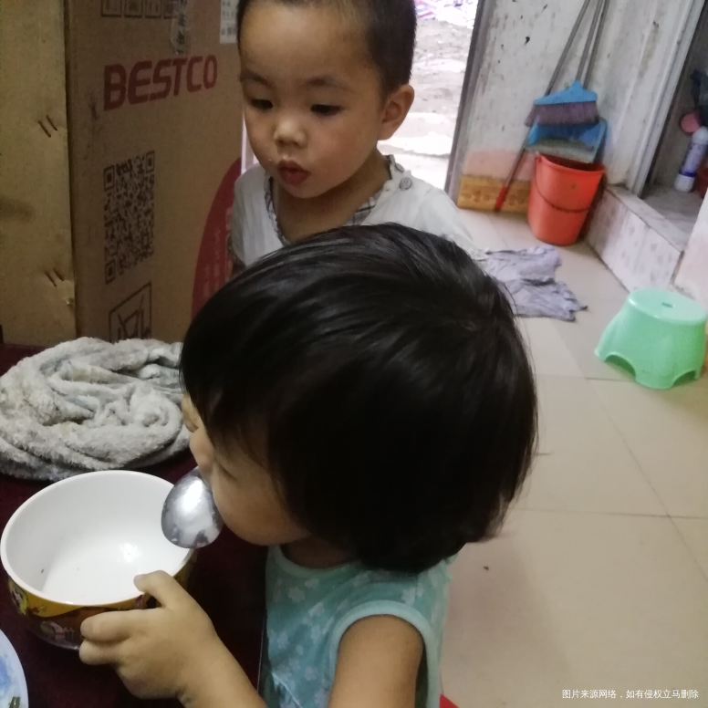 隔壁家的那个男孩子,我们在吃饭他