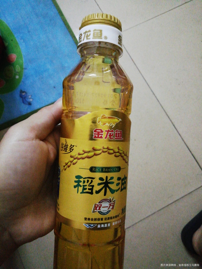 买了一袋米,送了一瓶油,还有摇骰子