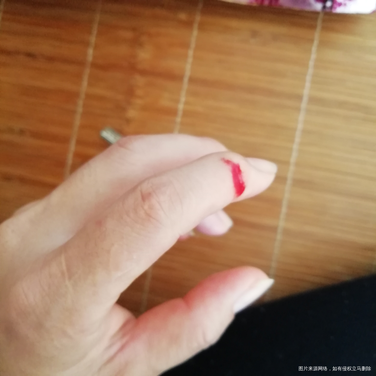 不小心弄到手了,孩子马上去拿创可贴