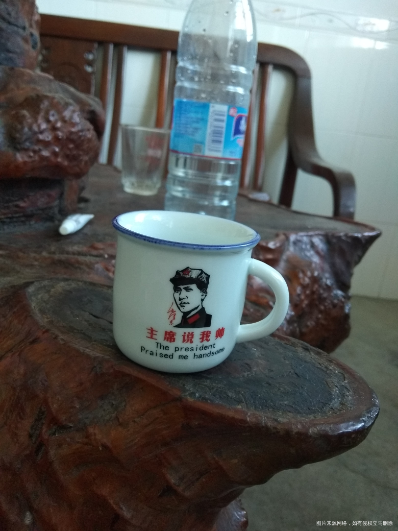 给孩子买了个迷你的小被子他一个人喝刚好