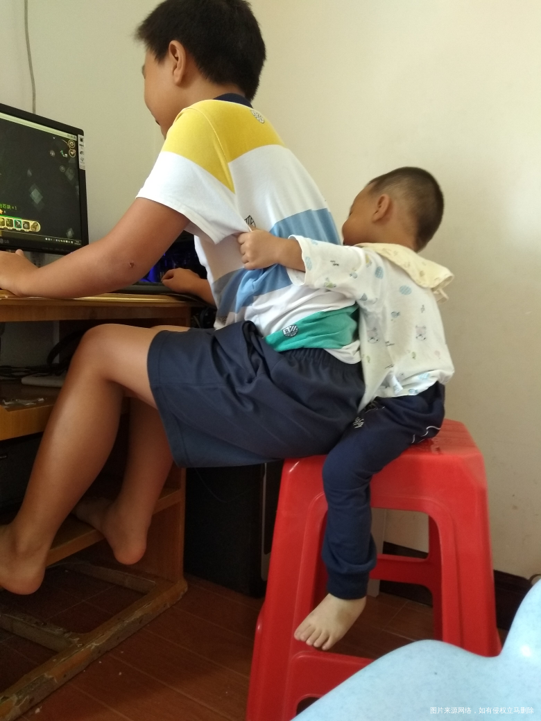 婶婶住院开刀了这孩子天天自己一个人