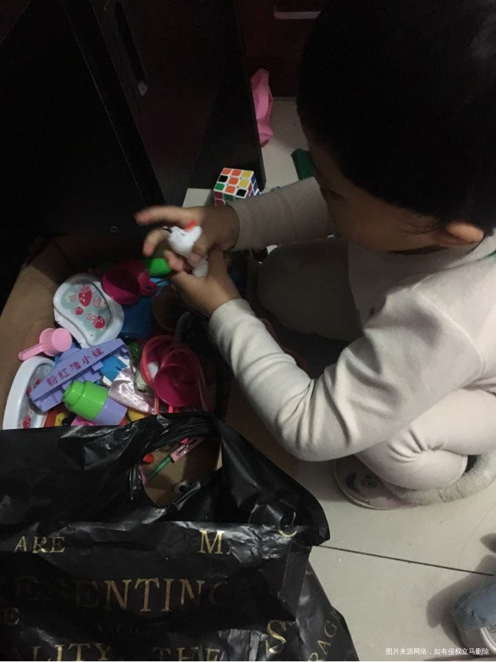 
趴在那里还在找玩具