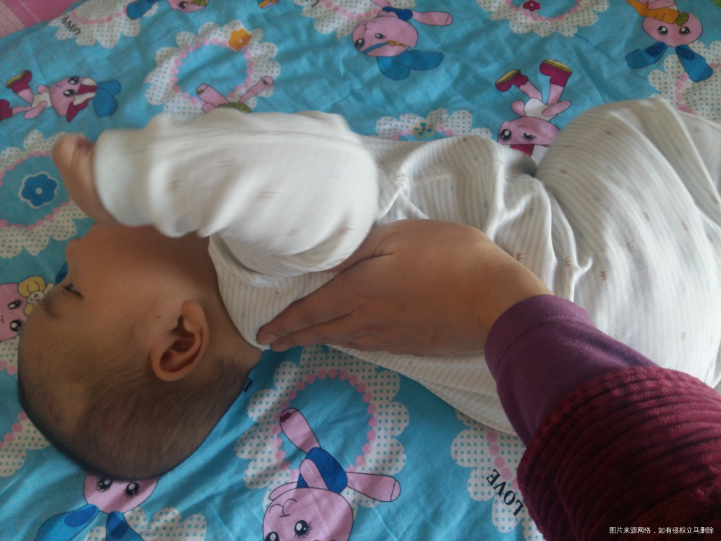 【育儿经验】宝宝不翻身这么做可以有帮助