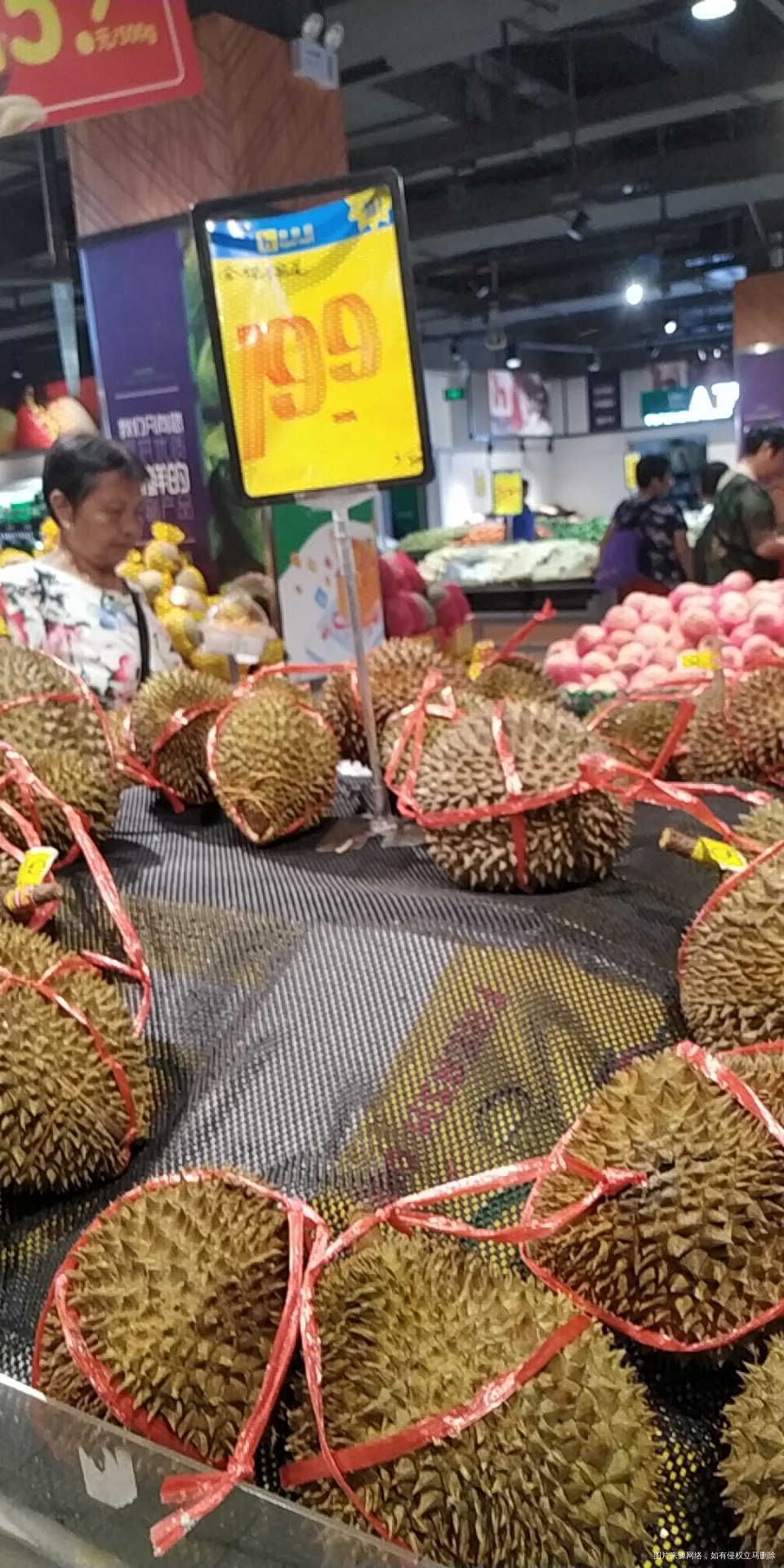 买个榴莲回家一个人躲起来吃吧!谁让父女两嫌臭