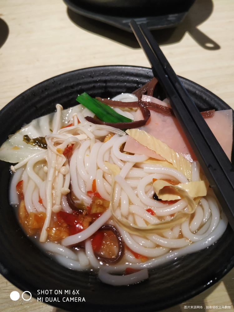 下楼觅食吃一大碗满足了
